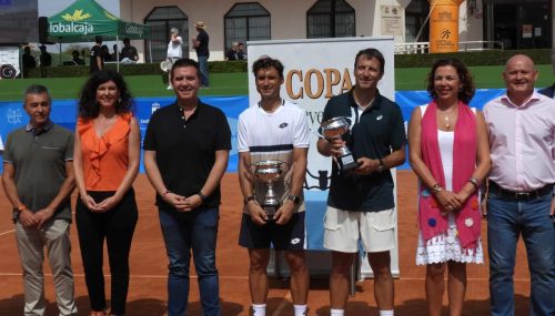 David Ferrer es galardonado con la III Copa Leyendas en un Club de Tenis Albacete a rebosar, de la mano de Cabañero