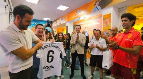 El Alba y Saúl Craviotto refuerzan lazos de amistad en el stand de la Diputación de Albacete durante la Feria