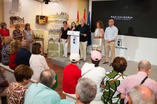 El Gobierno regional organiza una visita guiada innovadora a la Feria de Albacete para usuarios de centros de mayores