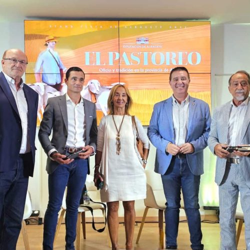 Homenaje a Dámaso González en la Feria de Albacete: El Maestro ‘Que Toreó con Verdad y Vivió con Verdad’ Recordado en el Stand de la Diputación