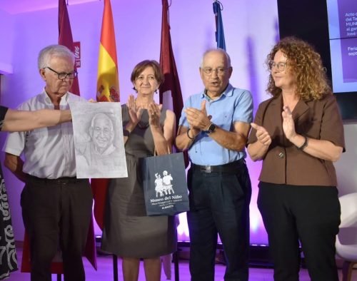 Homenaje a la infancia y la docencia en la Feria de Albacete: AMUNI entrega el premio ‘Munipoesía’ en el stand de la Diputación