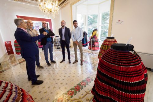Inauguración Exitosa de la Exposición ‘Estrechito arriba, ancho de abajo’ en el Chalé Fontecha de la Diputación