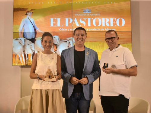 Inauguración del Espacio ‘El Pastoreo’ en el Stand de la Diputación de Albacete en la Feria, un Homenaje a la Tradición de los Cencerros Artesanales de Almansa
