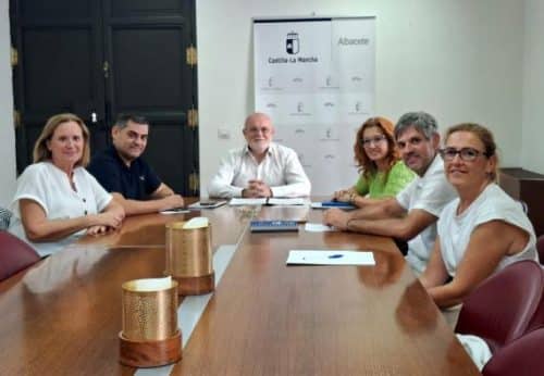La Junta y la APEHT colaboran para garantizar la seguridad alimentaria en la Feria de Albacete 2023.