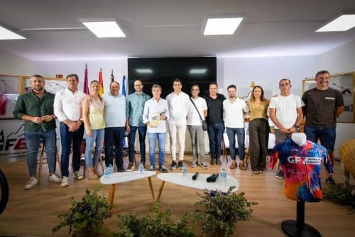 Pistoletazo de salida de la V Gran Fondo Internacional Sierra de Albacete desde el stand ferial de la Diputación