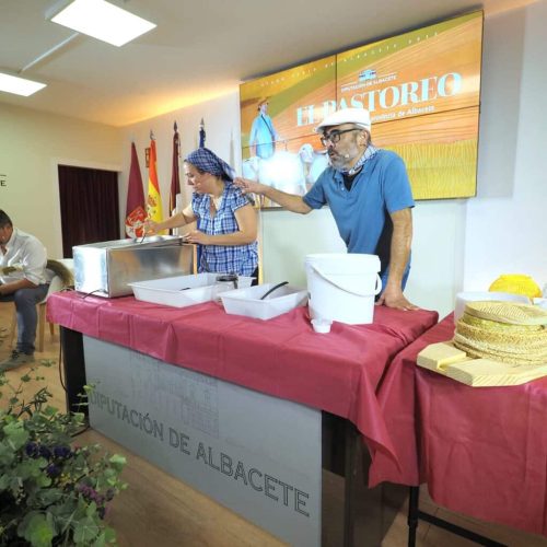 Talleres de Queso y Pleita Transforman la Feria de Albacete en una Escuela de Pastores en el Stand de la Diputación