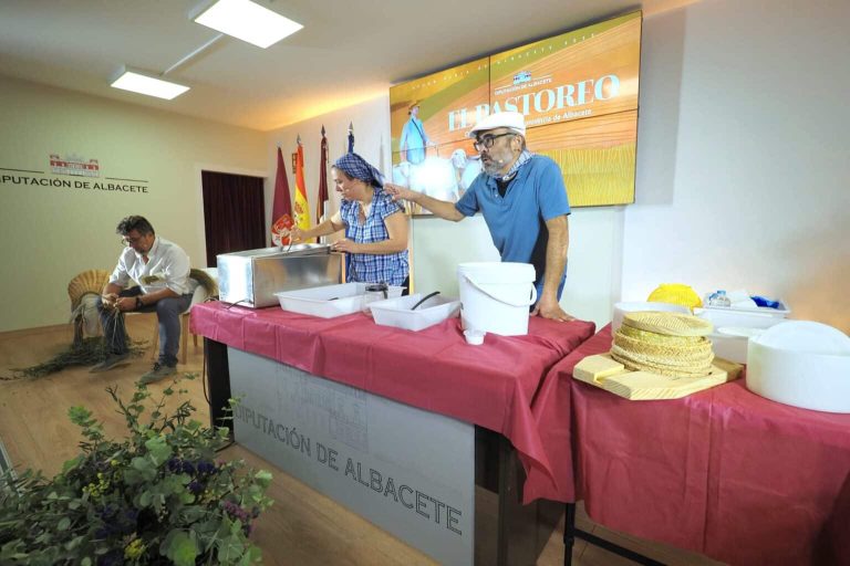 Talleres de Queso y Pleita Transforman la Feria de Albacete en una Escuela de Pastores en el Stand de la Diputación