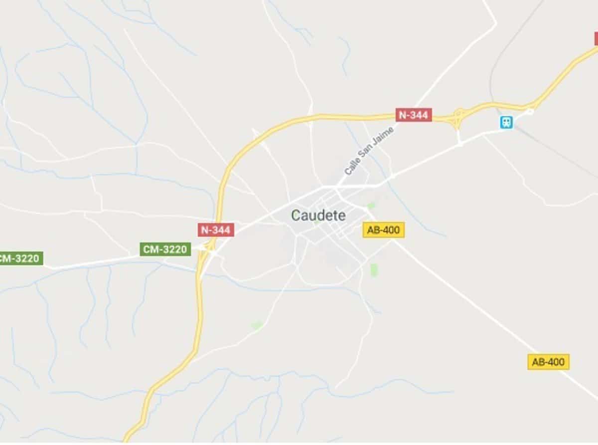 Trasladado al hospital de Albacete un menor de un año tras ser rescatado de una piscina en Caudete