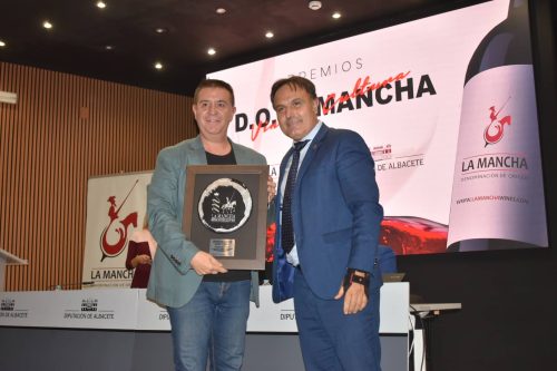 Cabañero Galardonado con el Premio ‘Fidelidad’ de la DO La Mancha por su Incesante Apoyo al Sector Vitivinícola
