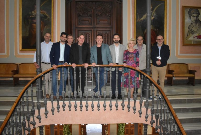 Cabañero celebra la visita de Luis García Montero al Palacio Provincial, destacando su relevancia como referente cultural en España