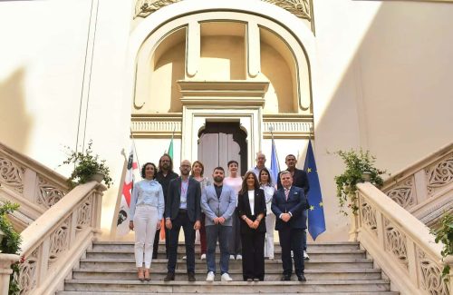 La delegación de Albacete es recibida por el presidente del Consejo Municipal en el Palacio Cívico de Cagliari tras la presentación del proyecto B.A.C.C.H.U.S.