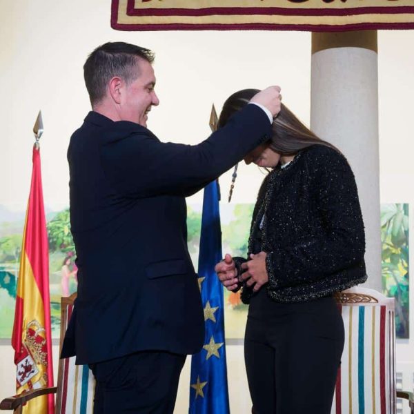 Alba Redondo, pionera al ser condecorada con la Medalla de Oro, de Honor y Gratitud de Albacete