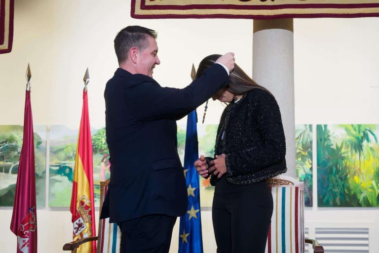 Alba Redondo, pionera al ser condecorada con la Medalla de Oro, de Honor y Gratitud de Albacete