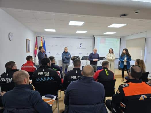 Más de veinte integrantes de grupos de intervención en emergencias se forman en reanimación cardiopulmonar y desfibrilador automático