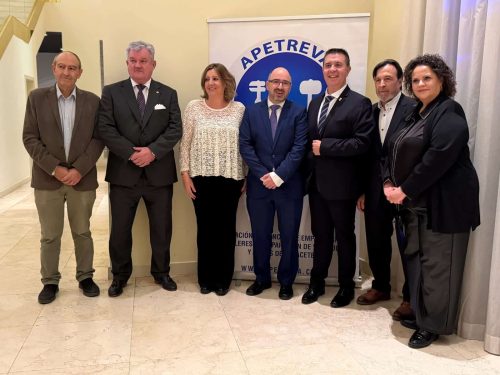 Santi Cabañero Rinde Homenaje a Antonio Atiénzar en su Retiro Después de Veinte Años de Liderazgo en APETREVA