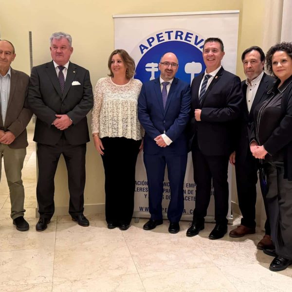 Santi Cabañero Rinde Homenaje a Antonio Atiénzar en su Retiro Después de Veinte Años de Liderazgo en APETREVA