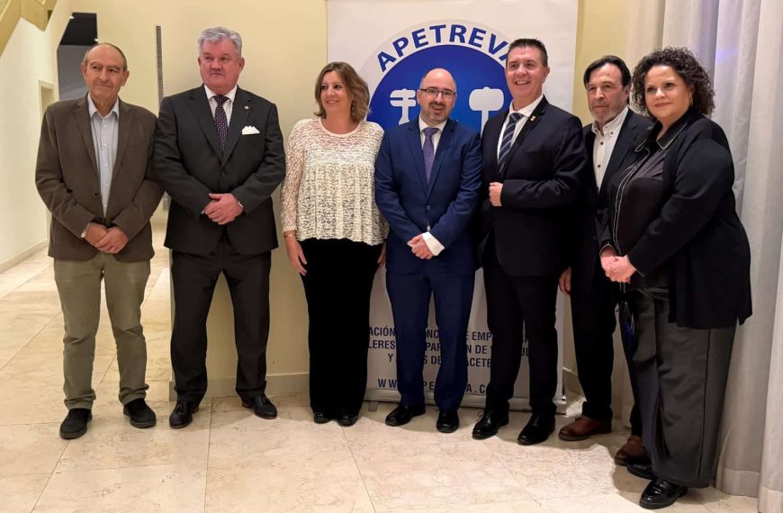 Santi Cabañero Rinde Homenaje a Antonio Atiénzar en su Retiro Después de Veinte Años de Liderazgo en APETREVA
