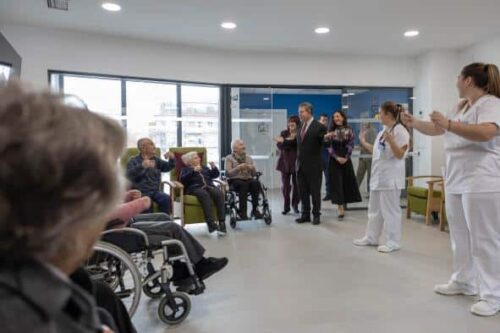 Castilla-La Mancha reafirma su compromiso con la atención a personas mayores con la apertura de la residencia en Elche de la Sierra.