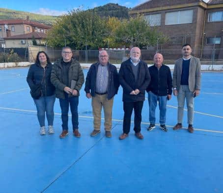 Mejora de la pista polideportiva del CRA Los Olivos de Bienservida por parte de la Junta