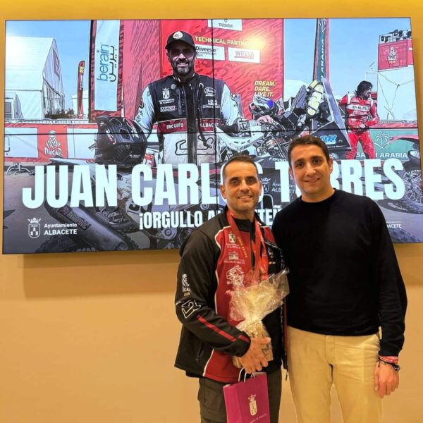 Dani Sancha celebra en representación de su provincia el triunfo de Juan Carlos Torres en el Dakar 2026