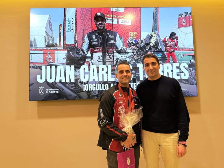 Dani Sancha celebra en representación de su provincia el triunfo de Juan Carlos Torres en el Dakar 2026