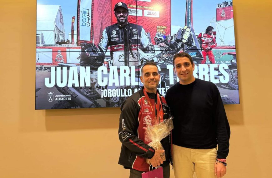 Dani Sancha celebra en representación de su provincia el triunfo de Juan Carlos Torres en el Dakar 2026