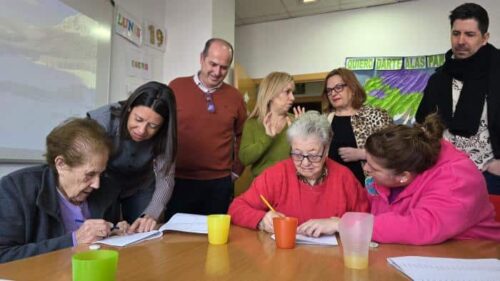 El Gobierno regional aumenta un 52% las ayudas del IRPF social para entidades que apoyan a enfermos y familiares de alzhéimer.