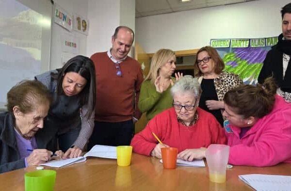 El Gobierno regional aumenta un 52% las ayudas del IRPF social para entidades que apoyan a enfermos y familiares de alzhéimer.