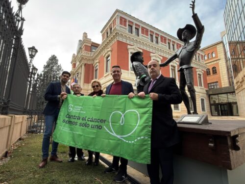 Don Quijote y Sancho Panza se visten con brazaletes de la esperanza en la Diputación de Albacete por el Día Mundial contra el Cáncer
