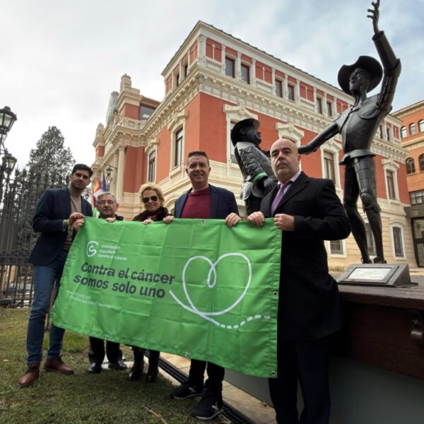 Don Quijote y Sancho Panza se visten con brazaletes de la esperanza en la Diputación de Albacete por el Día Mundial contra el Cáncer
