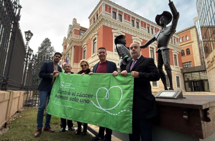 Don Quijote y Sancho Panza se visten con brazaletes de la esperanza en la Diputación de Albacete por el Día Mundial contra el Cáncer