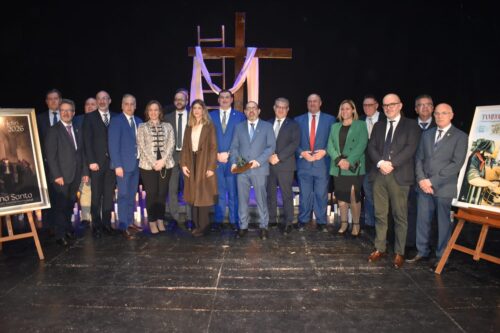 Fran Valera y Francisco García encabezan la presentación de carteles de Semana Santa y Tamborada de Hellín, una herencia cultural apoyada por la Diputación