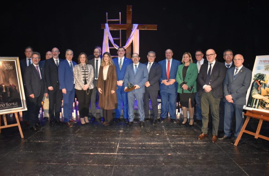 Fran Valera y Francisco García encabezan la presentación de carteles de Semana Santa y Tamborada de Hellín, una herencia cultural apoyada por la Diputación