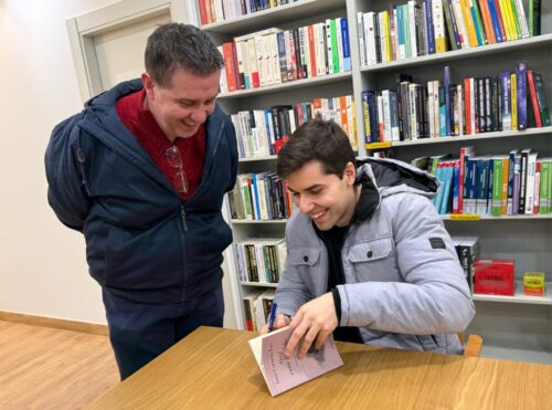 La Diputación apoya la cultura: Presentación del libro ‘Abril entre los dedos’ de Jesús Cutanda en la Librería Popular con respaldo del presidente