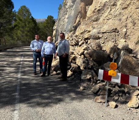 La Junta trabaja en el arreglo de los desperfectos causados por el temporal en la CM-3263 que une Yeste con la aldea de Parolis