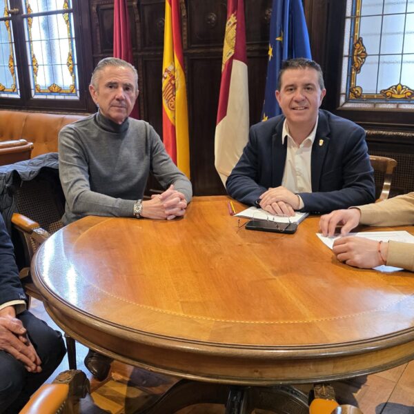 Cabañero respalda a la Junta Central de Regantes de la Mancha Oriental en la lucha por el agua provincial frente al nuevo Plan Hidrológico