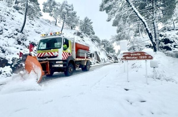 Despliegue de operativo especial para garantizar la seguridad en carreteras durante nevadas en Castilla-La Mancha