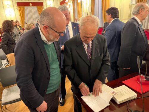 Diputado de Sanidad Felicita a Pedro Guillén García por su Nombramiento como Académico de Honor de la Real Academia de Medicina de Castilla-La Mancha