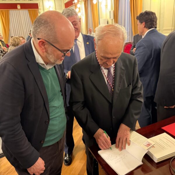 Diputado de Sanidad Felicita a Pedro Guillén García por su Nombramiento como Académico de Honor de la Real Academia de Medicina de Castilla-La Mancha