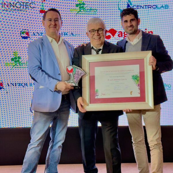 José González Presenta el Galardón a Luis Jiménez en la Gala del Día del Enólogo 2026
