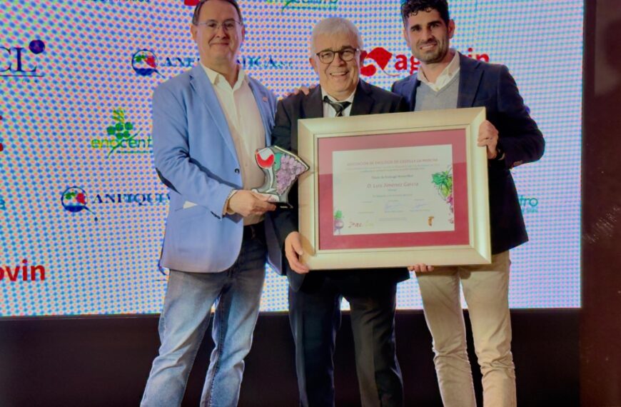 José González Presenta el Galardón a Luis Jiménez en la Gala del Día del Enólogo 2026