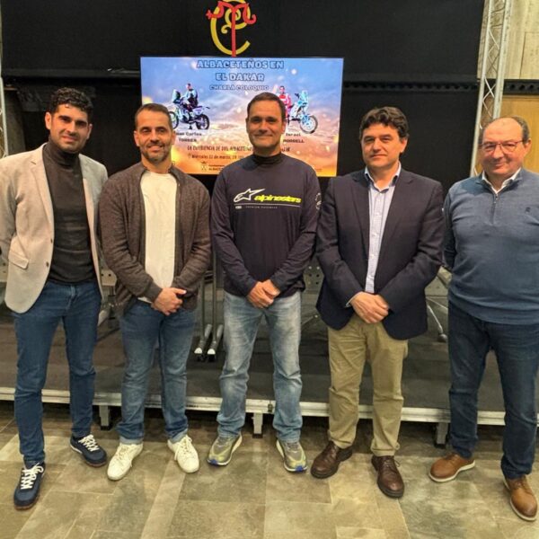 José González Rinde Homenaje a los Pilotos Albaceteños del Rally Dakar en el Coloquio Provincial