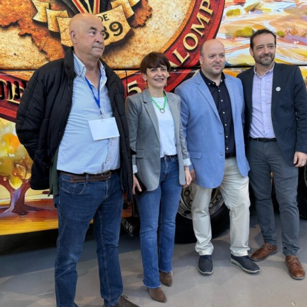 La Diputación de Albacete respalda la presentación del autobús conmemorativo en la clausura del 30° aniversario de la Federación de Peñas del Alba