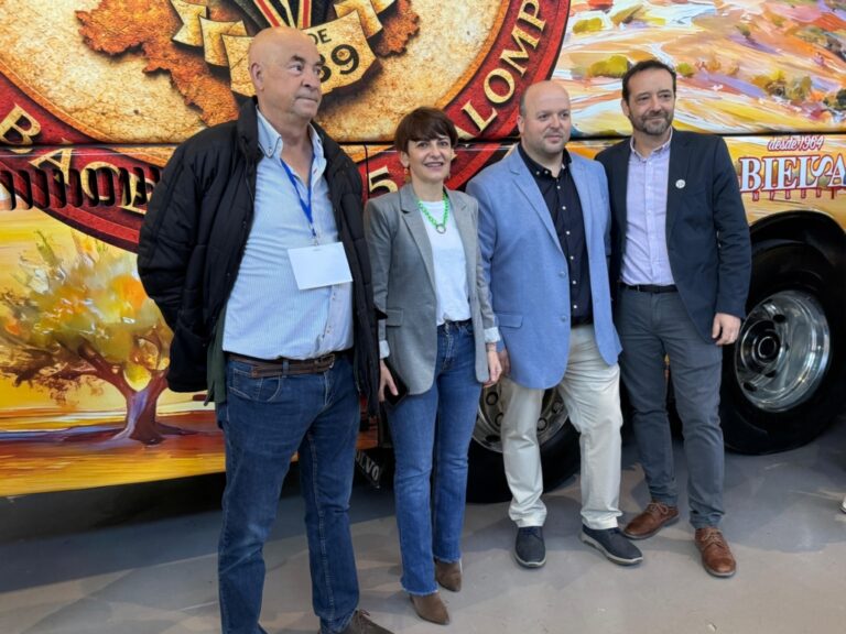 La Diputación de Albacete respalda la presentación del autobús conmemorativo en la clausura del 30° aniversario de la Federación de Peñas del Alba
