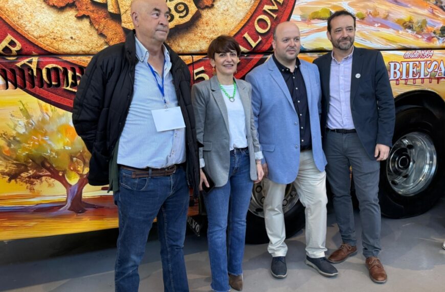 La Diputación de Albacete respalda la presentación del autobús conmemorativo en la clausura del 30° aniversario de la Federación de Peñas del Alba