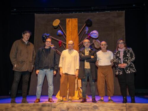 La Feria de Artes Escénicas y Musicales conmemora su 30 aniversario presentando ‘Tengo gente en el cuerpo’ de Ultramarinos de Lucas en diversos municipios.