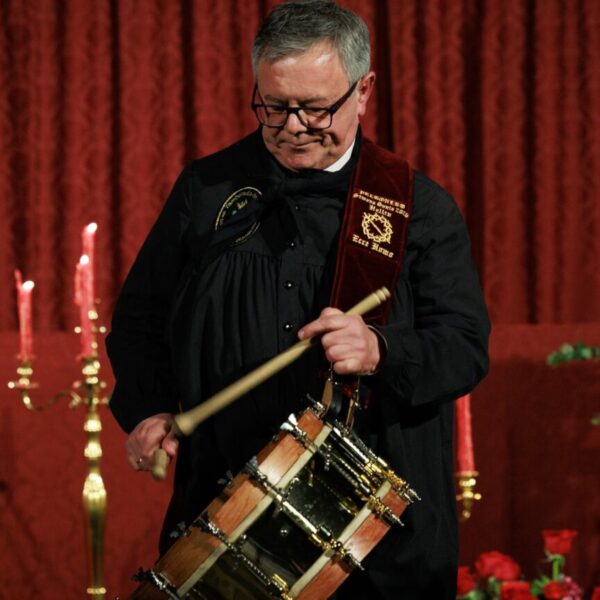 Ramón García da inicio a la Semana Santa de Hellín con su pregón, mientras Cabañero resalta la tradición del tambor y la historia local