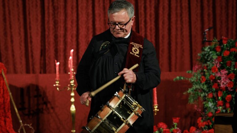 Ramón García da inicio a la Semana Santa de Hellín con su pregón, mientras Cabañero resalta la tradición del tambor y la historia local