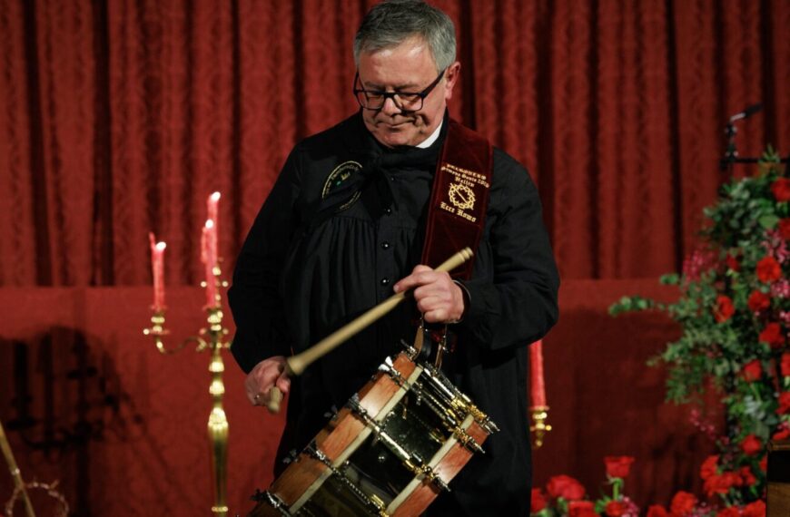 Ramón García da inicio a la Semana Santa de Hellín con su pregón, mientras Cabañero resalta la tradición del tambor y la historia local