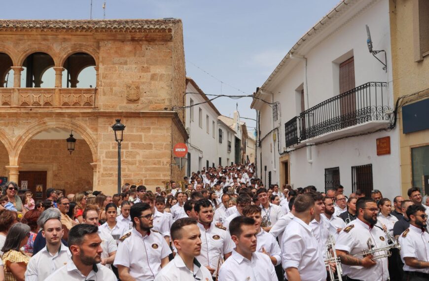 36 agrupaciones y más de 300 músicos protagonizan una jornada histórica en El Bonillo